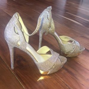 Gold sparkling platform heels
